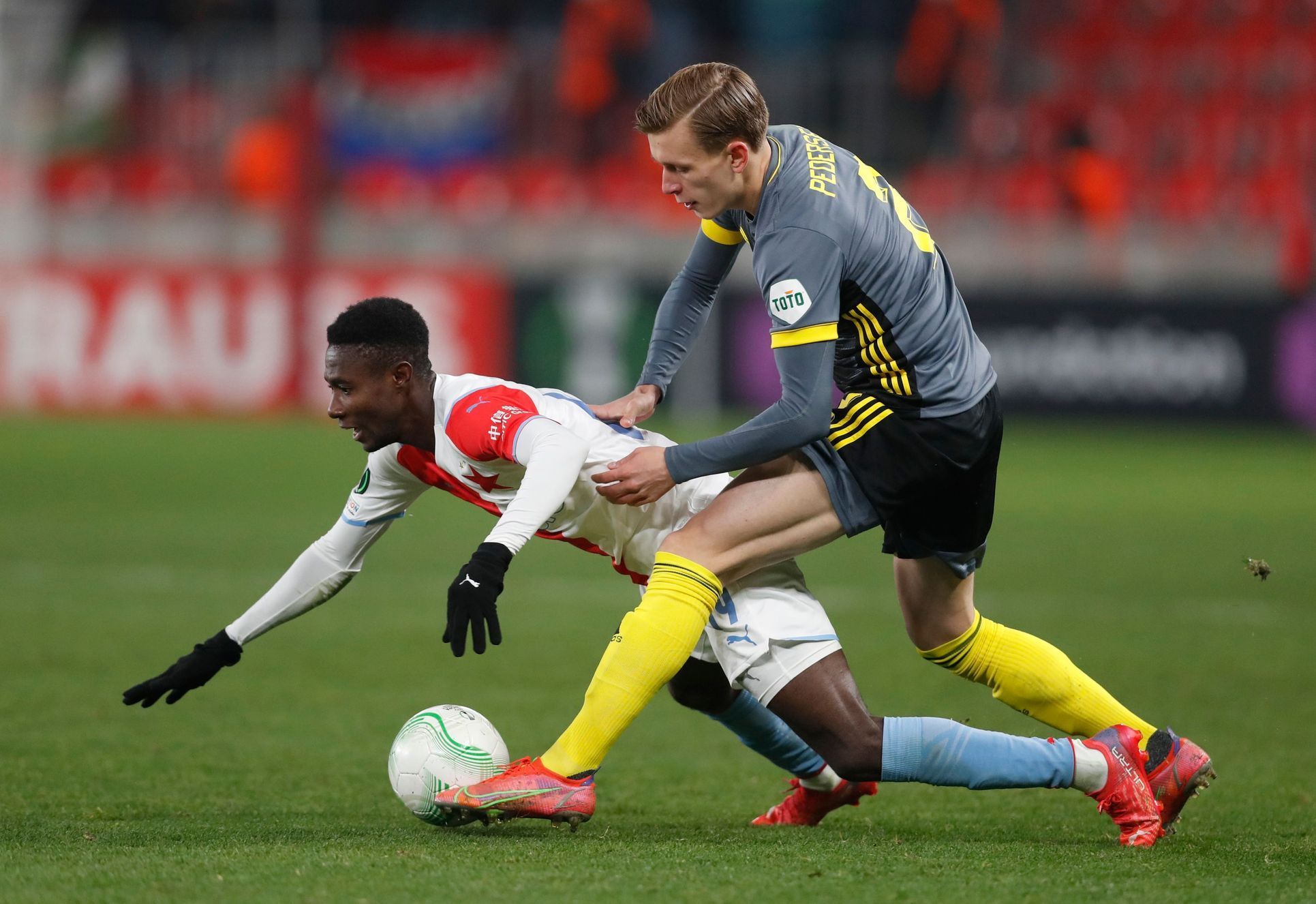Oscar Dorley a Marcus Pedersen v zápase EL Slavia - Feyenoord