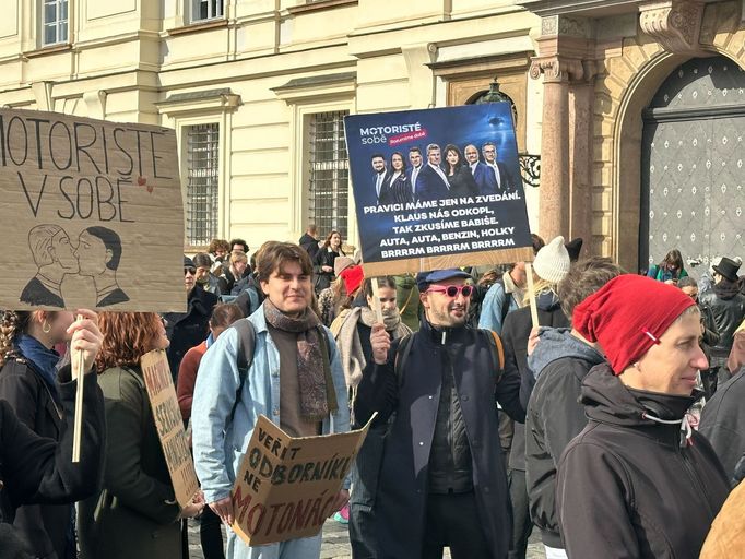 Demonstrace proti Petru Macinkovi jako možnému ministru životního prostředí na Hradčanském náměstí.