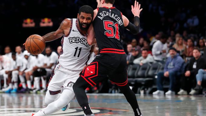 Chicagský Ryan Arcidiacono brání Kyrieho Irvinga z Brooklyn Nets.