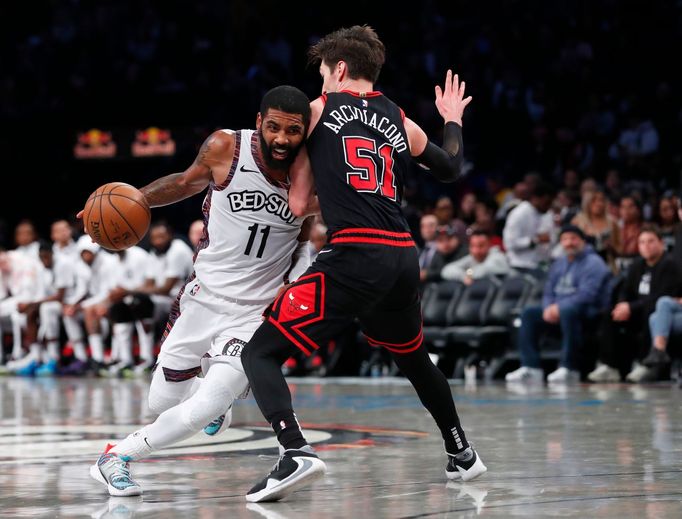 Chicagský Ryan Arcidiacono brání Kyrieho Irvinga z Brooklyn Nets.