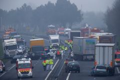 Při hromadné nehodě na bulharské dálnici se srazilo 40 aut, sedm lidí bylo převezeno do nemocnice
