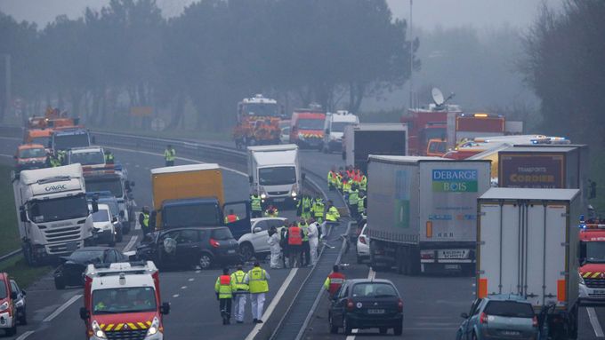 Hromadná nehoda ve Francii. Srazilo se 50 aut