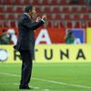 AC Sparta Praha - FC Panathinaikos. Trenér Hank Ten Cate dával hlasitě najevo nesouhlas s některými pokyny rozhodčích.