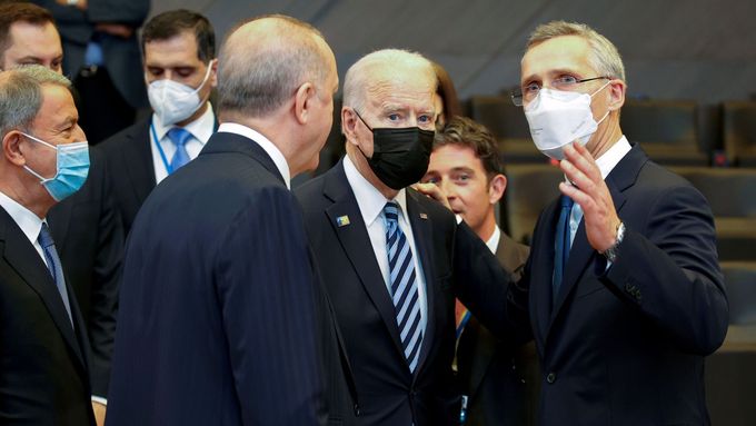 Joe Biden a Jens Stoltenberg na summitu NATO.