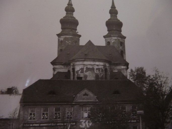 Kostel v Březně u Chomutova na historickém snímku.