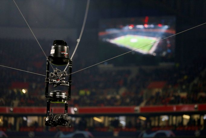 Pavoučí kamera při utkání Ligy mistrů Olympique Lyon - FC Barcelona