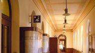 Rekonstrukce pak kompletně změnila prostory pro cestující. Vedle nové čekárny na nádraží Opava-východ přibylo i plně digitalizované informační centrum, automatické a klasické pokladny, moderně vybavená restaurace a prodejny. Nádraží také získalo moderní nástupiště propojená podchodem, který významně zlepšil dostupnost nádraží.