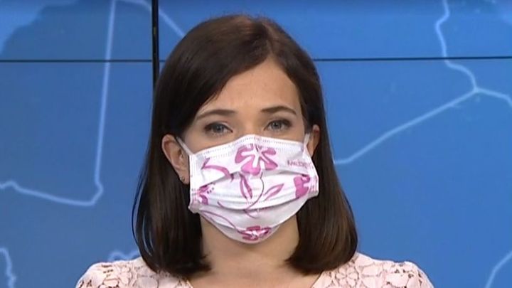 Roušky nebudou muset nosit děti ve školkách, umělci ani moderátoři v prázdném studiu