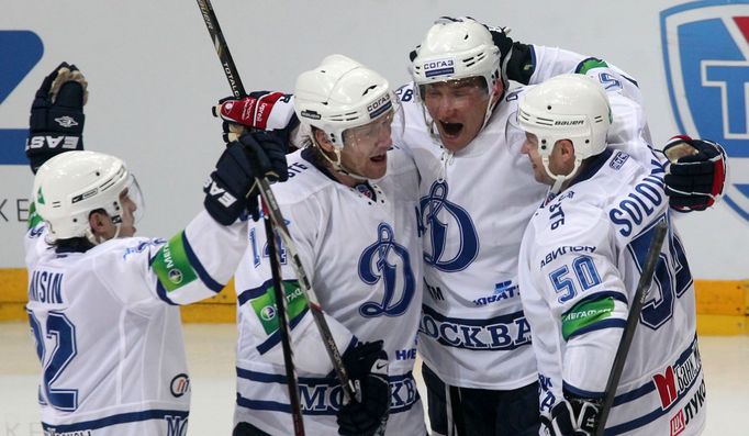 Hokejisté Dynama Moskva (zleva) Michail Anisin, Filip Novák, Alex Ovečkin a Maxim Solovjov se radují z gólu v utkání KHL 2012/13 proti Lvu Praha.