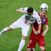 Česko - Portugalsko ve čtvrtfinále Eura 2012. Helder Postiga a Tomáš Hübschman.