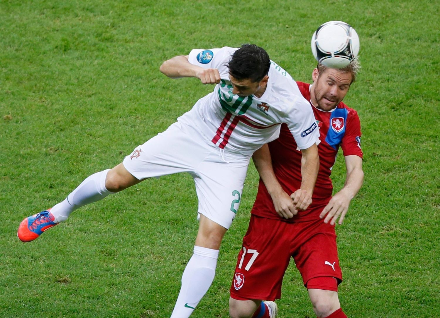 Česko - Portugalsko ve čtvrtfinále Eura 2012. Helder Postiga a Tomáš Hübschman.