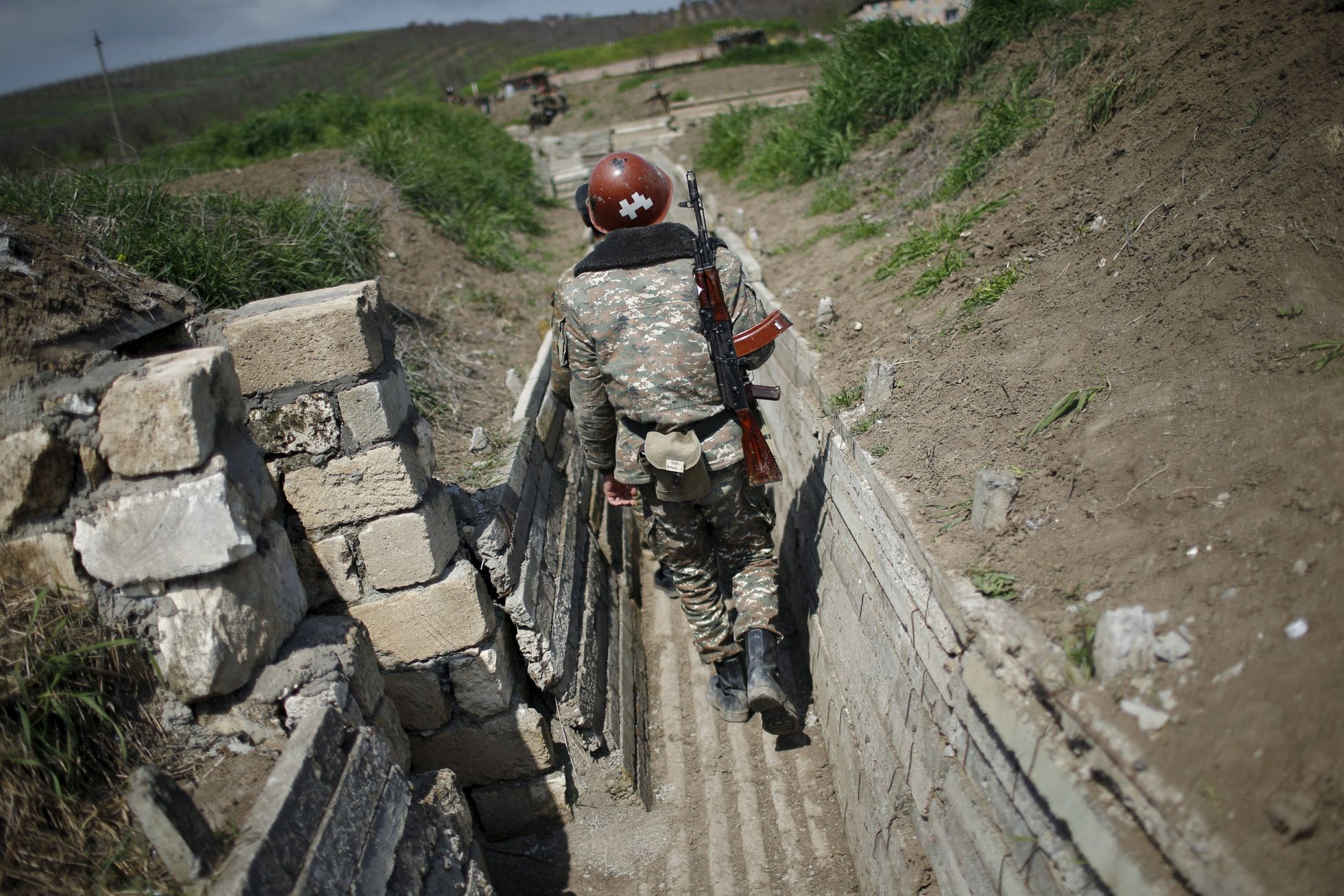 Arménský (karabašský) voják v zákopu u Martuni.