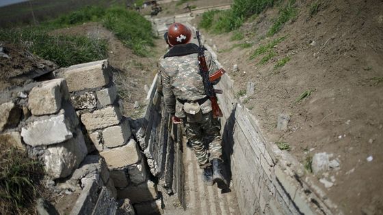 V zákopu jednotek karabašských Arménů.