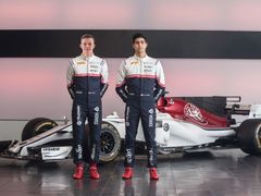 Callum Ilott  a Juan Manuel Correa, piloti Sauber Junior Teamu, kteří pojedou za stáj Charouz Racing System ve Formuli 2.