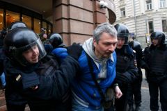 Ruská policie zadržela přes 30 osob při protivládních protestech v Moskvě