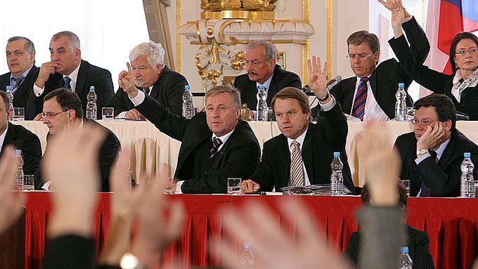Derniéra. Vzrušená prezidentská volba na Pražském hradě, únor 2008. Že bude přímá volba důstojnější a čistší, je možné, ale zdaleka ne zaručené.