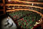 Opera vyměnila diváky za kytky. Hudebníci se jim uklonili a věnovali je zdravotníkům