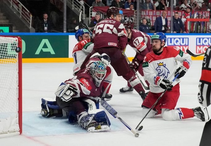 Arturs Šilovs a Jiří Černoch v zápase Česko - Lotyšsko na MS 2023