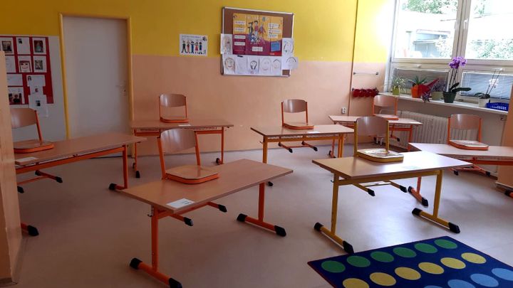 Směs alibismu, bezradnosti a improvizace, hodnotí opozice manuál pro školy