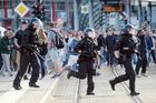 Němečtí policisté během protestů v Chemnitzu.