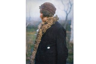 Policejní fotografie poškozené Zdeňky Drobné z Libotěnic. Snímek z rekonstrukce. 30. léta. Kolorováno