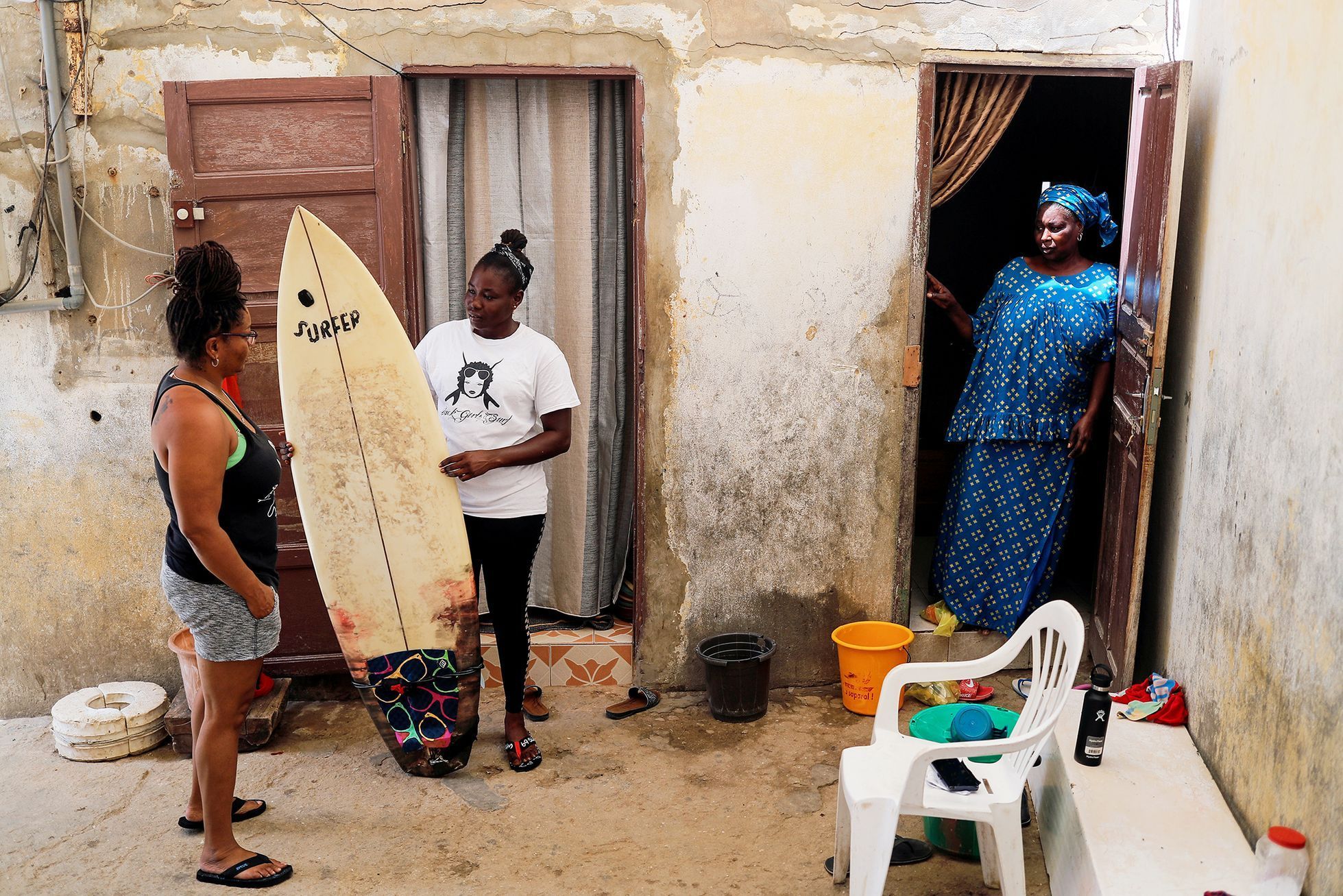 Jednorázové užití / Fotogalerie / Příběh fenomenální sportovkyně, která navždy změnila dějiny afrického surfování