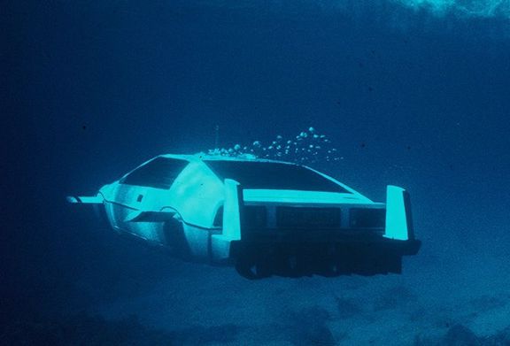 Bondova auta umí ledacos, střílet z kulometu nebo plavat pod vodou.