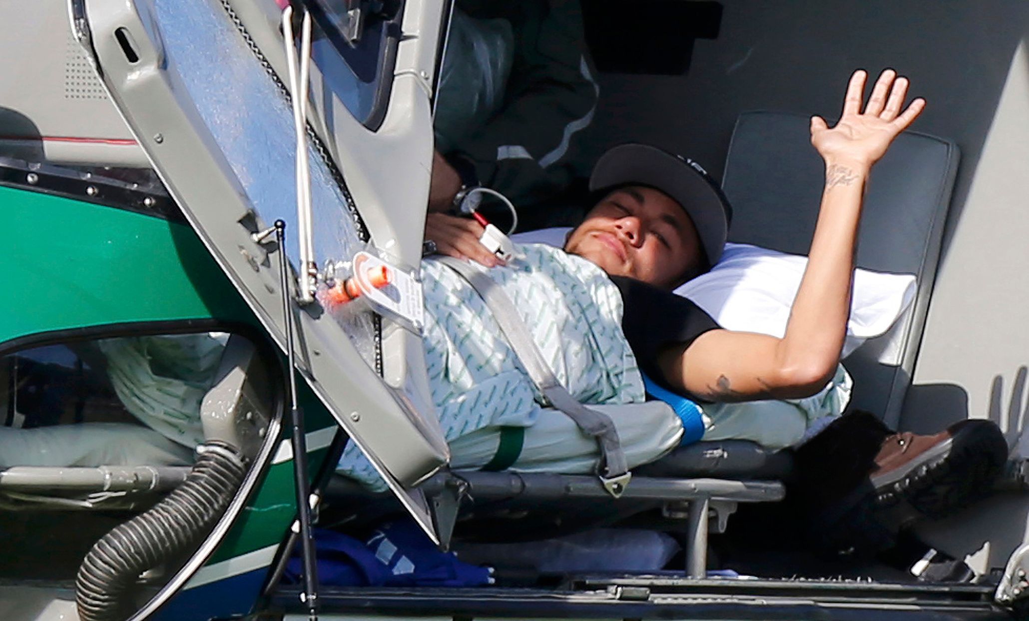 MS 2014: zraněný Neymar ve vrtulníku