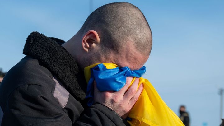 "Hnili jsme tam zaživa." Bývalí zajatci promluvili o brutálních praktikách Rusů