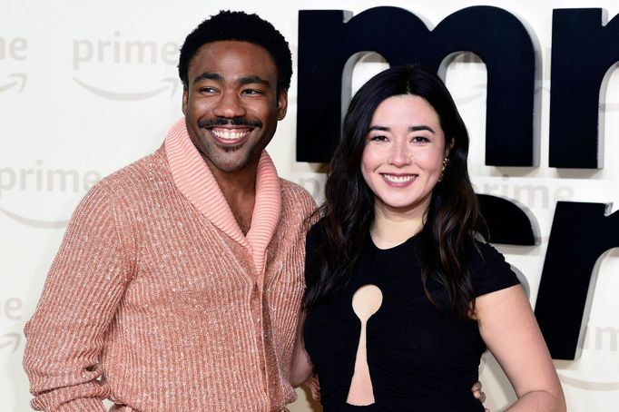 Donald Glover a Maya Erskine na premiéře seriálu Mr. & Mrs. Smith.