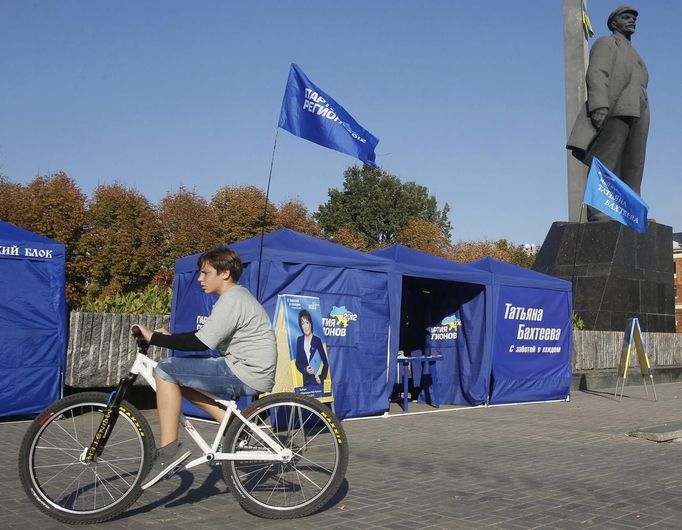 Volební stan Janukovyčovy Strany regionů, pod dozorem Lenina