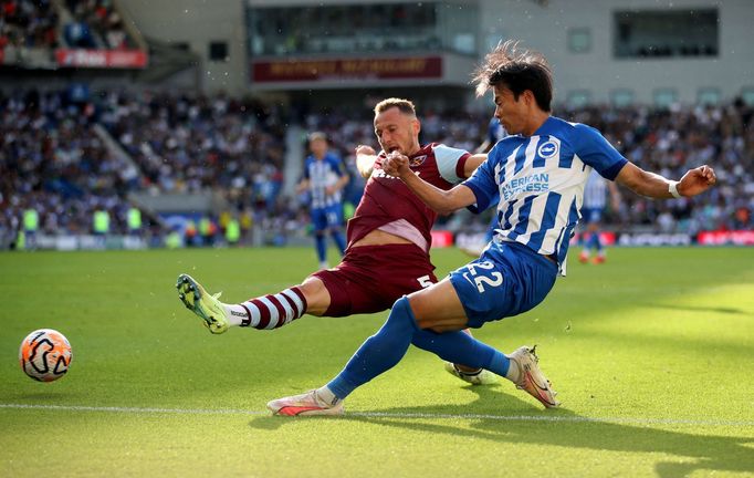 Vladimír Coufal v utkání s Brightonem