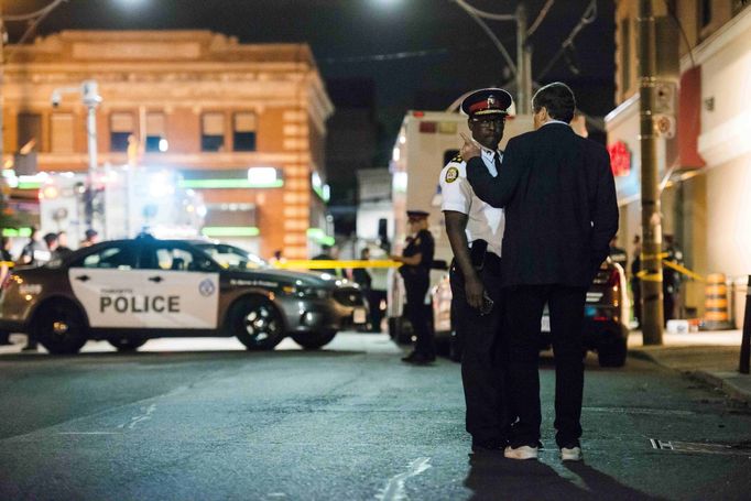 Kanada, Toronto: Střelec zranil 13 lidí před restaurací, jednu ženu zabil