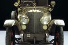 V roce 1911 přišel Mercedes s šípovitým tvarem chladiče, který zvětšoval jeho plochu a tím i účinnost. Byl ale výrobně náročný, takže jej dostaly pouze drahé a výkonné modely.