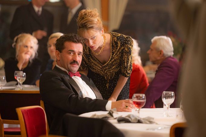 Milan Ondrík coby Mikuláš Černák a Rebeka Poláková jako Iveta Černáková.