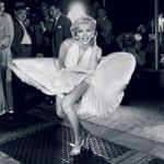 Americký fotograf Sam Shaw získal mezinárodní věhlas svými fotografiemi z filmů a fotografiemi filmových hvězd – je autorem snad nejproslulejšího snímku dvacátého století zachycujícího Marilyn Monroe v bílé sukni nadzvednuté průvanem z ventilační šachty.
