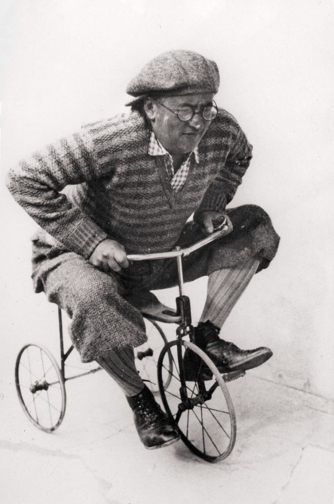 Josef Čapek na kole.