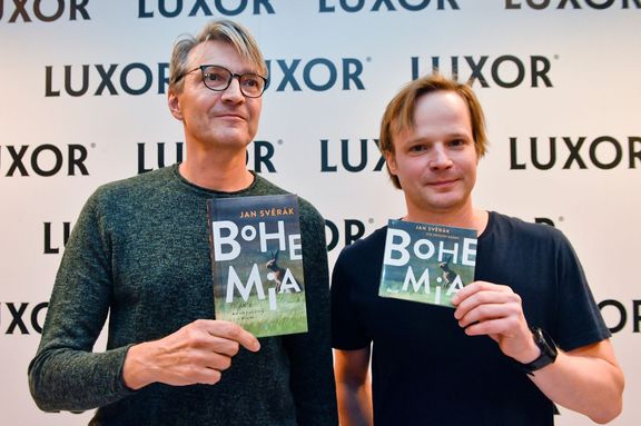 Svěrákův román pokřtil Kryštof Hádek (vpravo), který účinkoval v jeho Tmavomodrém světě.