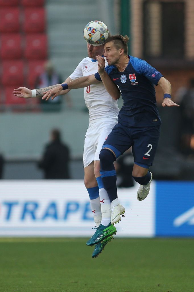 fotbal, Liga národů 2018/2019, Slovensko - Česko, Peter Pekarík (vpravo) a Jaromír Zmrhal