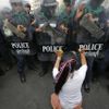 Thajsko - Bangkok - demonstrace - policie - těžkooděnci