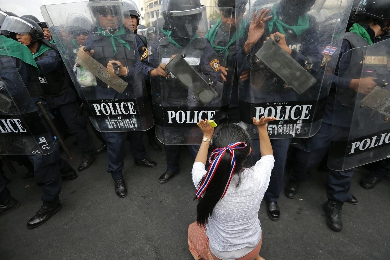 Thajsko - Bangkok - demonstrace - policie - těžkooděnci