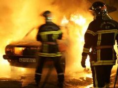 Při podzimních nepokojích hořely tisíce aut