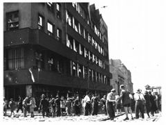 1945 Stavění barikády u rozhlasu