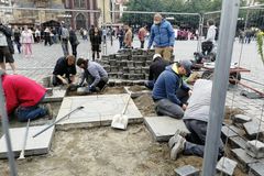 Sochař Váňa začal s obnovou mariánského sloupu v Praze, jeho práci přerušila policie