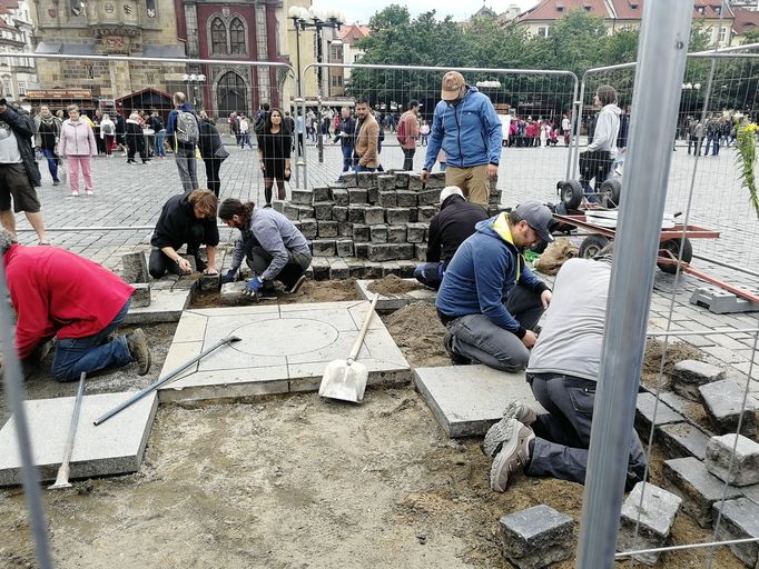 Práce byly přerušeny. Pracovníci začínají místo vyklízet.