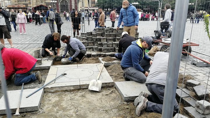 Práce na stavbě mariánského sloupu mají začít v pondělí, podle autora jim nic nebrání