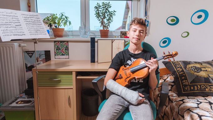 Mladý budějovický houslista Roman Červinka.