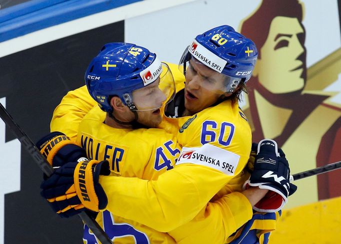 Sweden's Oscar Moller (L) celebrates his goal against the Czech Republic with team mate Mikael Backlund during the first period of their men's ice hockey World Championsh