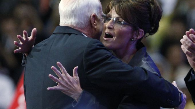John McCain podle posledních průzkumů ztrácí na Baracka Obamu kolem tří procent. Na snímku se svoji viceprezidentskou kandidátkou Sarah Palinovou.