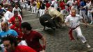 Runners sprint alongside Fuente Ymbro fighting bulls at the Estafeta corner during the fifth running of the bulls of the San Fermin festival in Pamplona July 11, 2012. Several runners suffered light injuries in a run that lasted three minutes and twelve seconds, according to local media. REUTERS/Susana Vera (SPAIN - Tags: SOCIETY ANIMALS TPX IMAGES OF THE DAY) Published: Čec. 11, 2012, 9:18 dop.